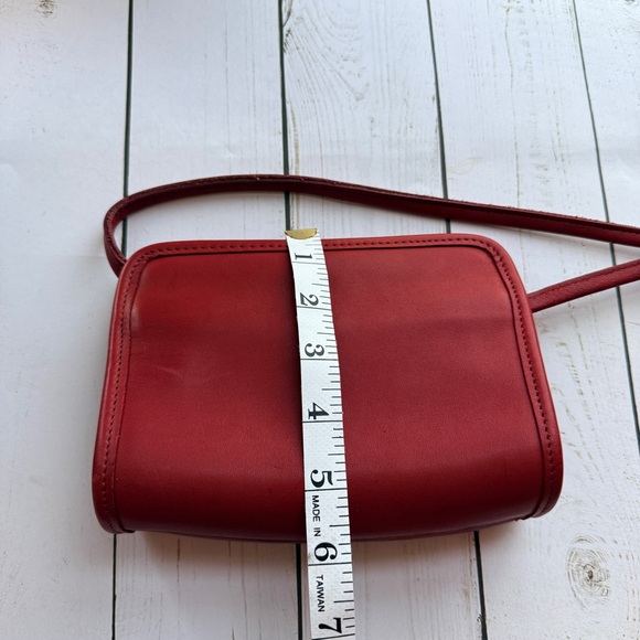 COACH | Vintage Red Disco Bag, Made in Costa Rica (1998) #9048 - Picture 13 of 15